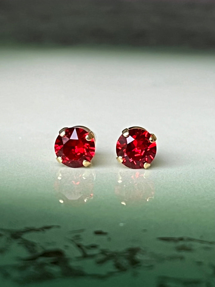 Caroline Svedbom øredobber Classic stud earrings - scarlet