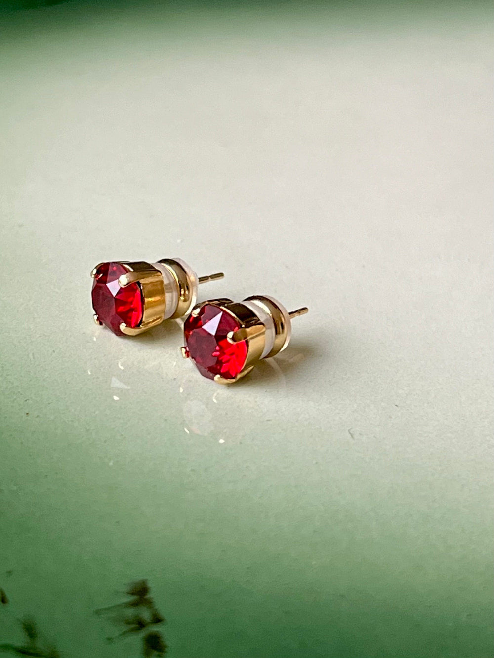 Caroline Svedbom øredobber Classic stud earrings - scarlet