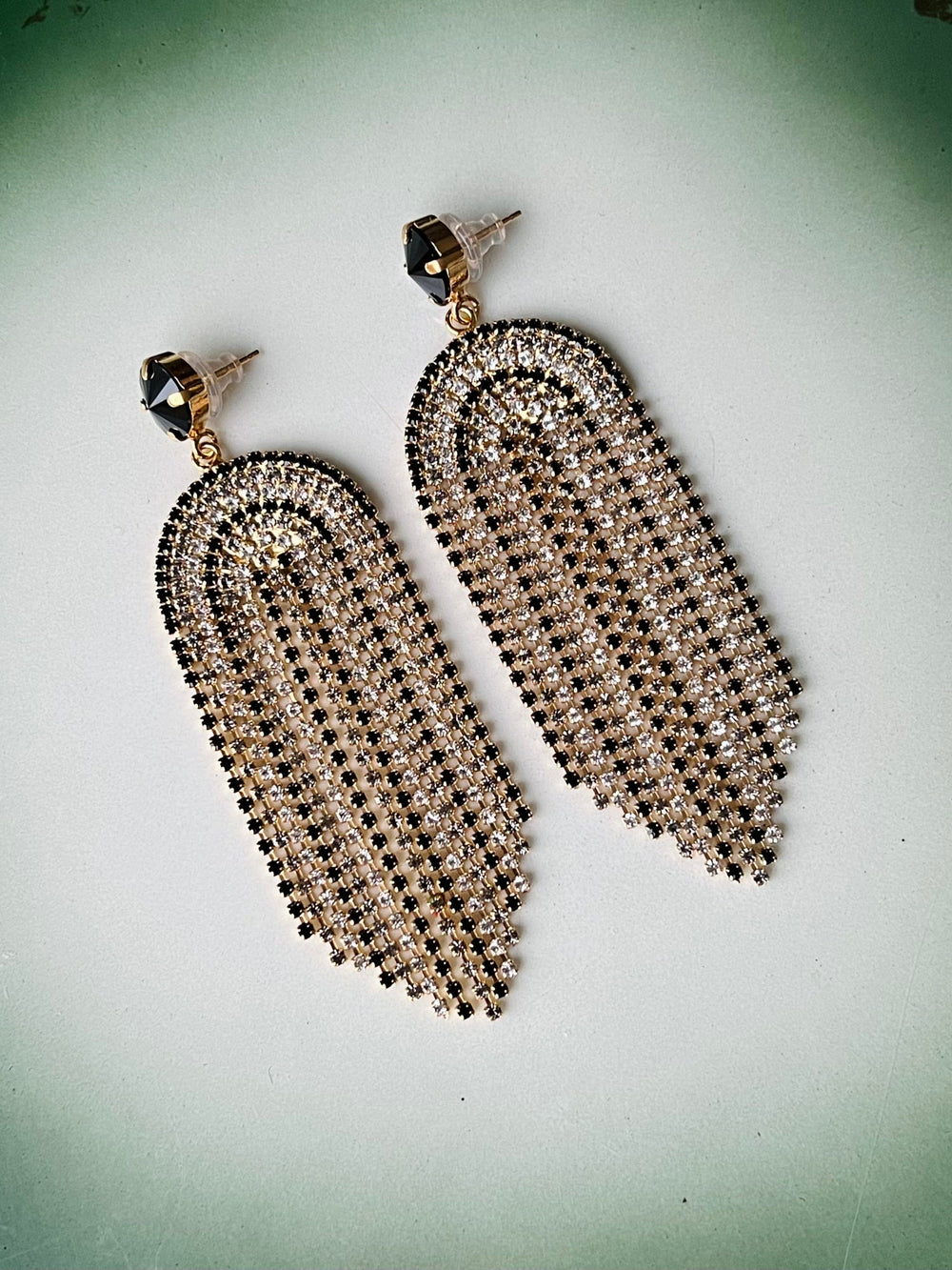 Caroline Svedbom øredobber Melinda earrings - black combo