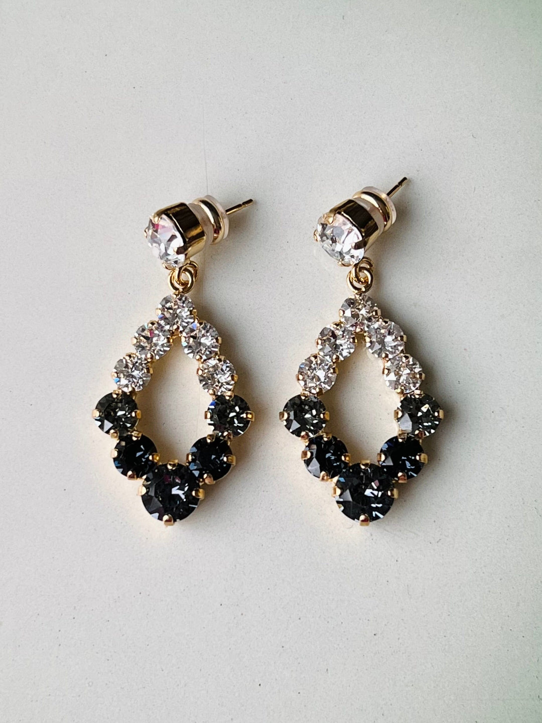 Caroline Svedbom øredobber Mini Delia earrings - black combo