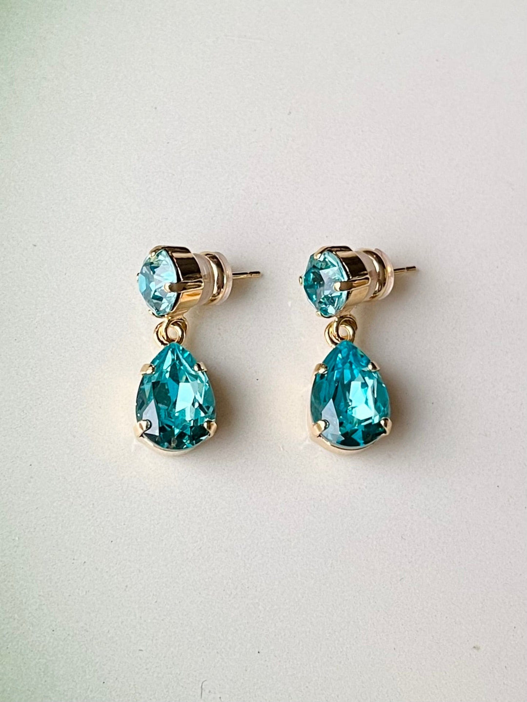 Caroline Svedbom øredobber Mini drop earrings - light turquoise