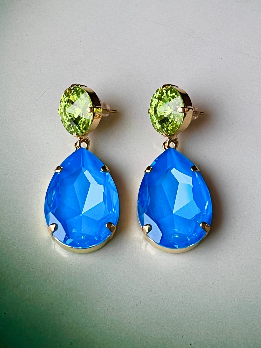 Caroline Svedbom øredobber Perfect drop earrings - electric blue delite/citus green