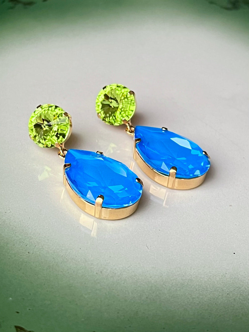 Caroline Svedbom øredobber Perfect drop earrings - electric blue delite/citus green