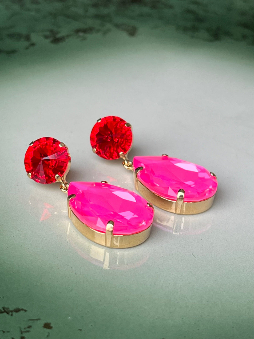 Caroline Svedbom øredobber Perfect drop earrings - electric pink delite/light siam