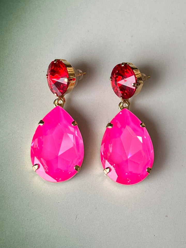 Caroline Svedbom øredobber Perfect drop earrings - electric pink delite/light siam